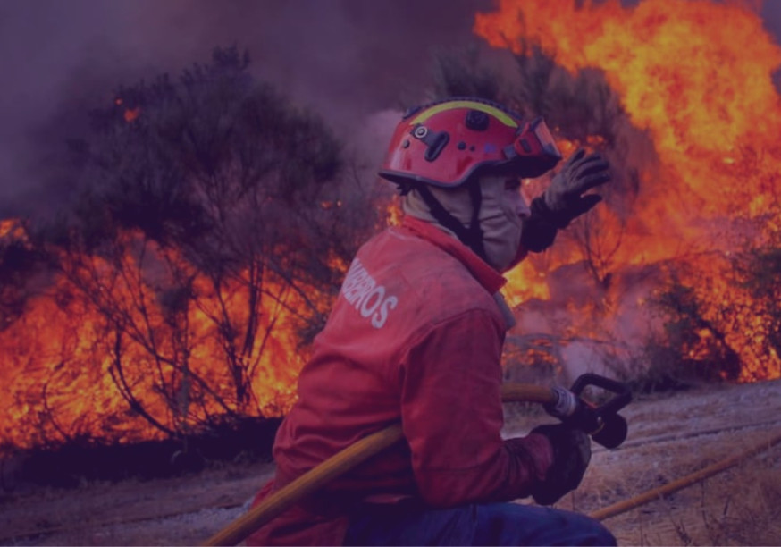 Bombeiro a combater incêndio