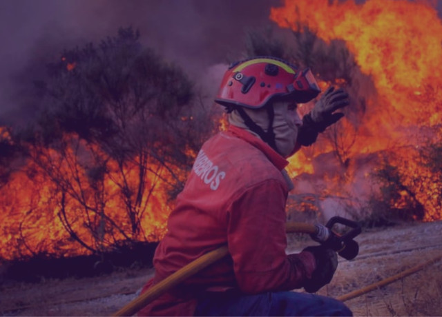 Bombeiro a combater incêndio