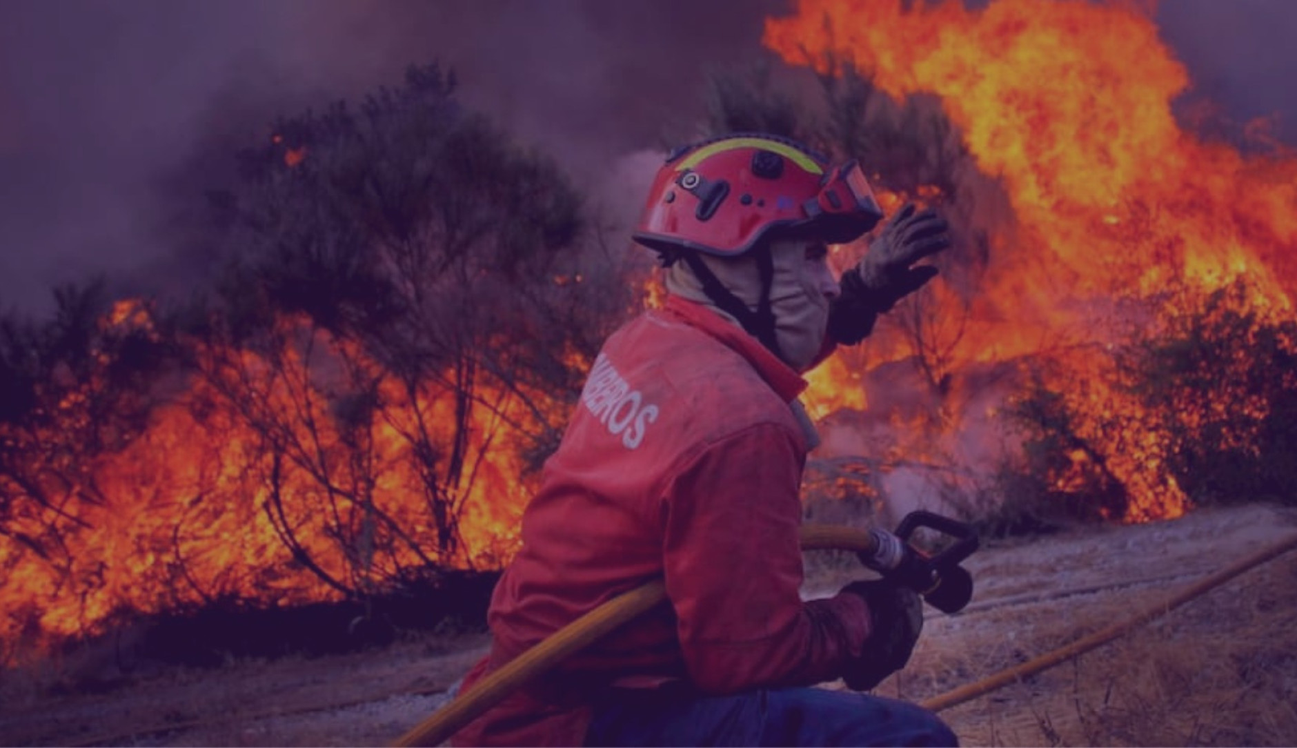 Bombeiro a combater incêndio