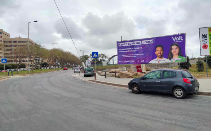 Outdoor de 8x3 metros no Porto na rotunda da anémona (salário europeu)