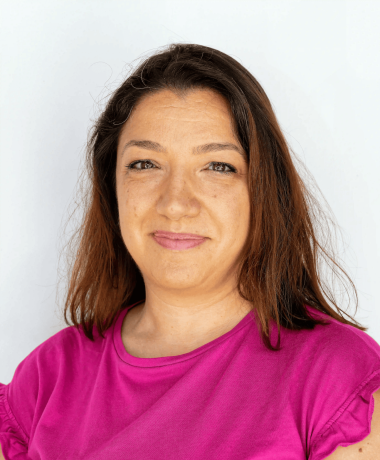 Cecília sorrindo timidamente