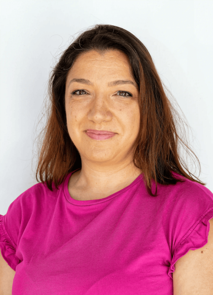 Cecília sorrindo timidamente