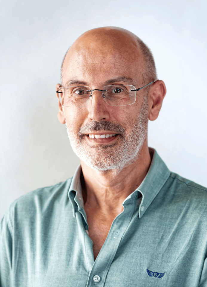 O candidato José Almeida sorrindo.