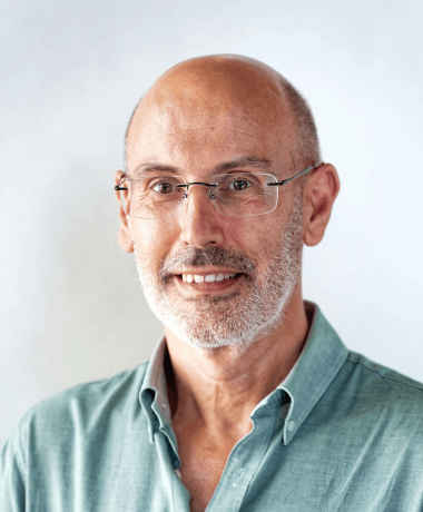 O candidato José Almeida sorrindo.