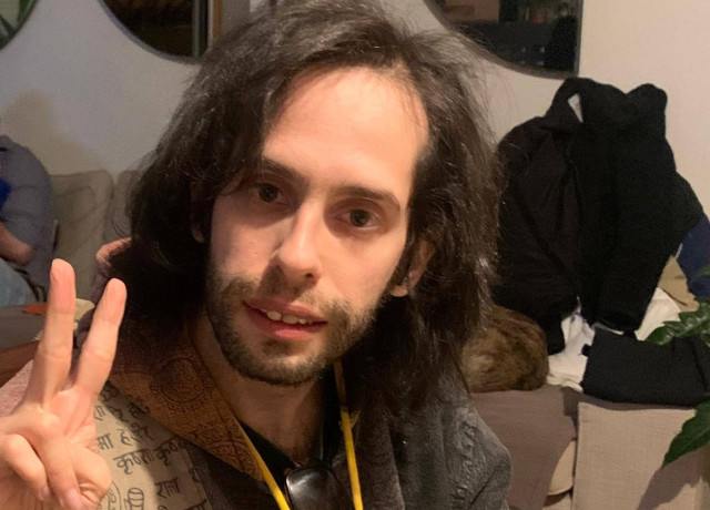 Pedro sorrindo e fazendo o sinal de vitória