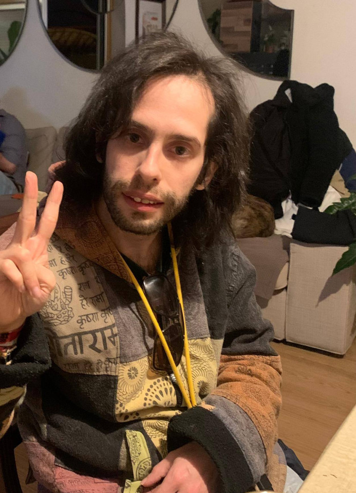 Pedro sorrindo e fazendo o sinal de vitória