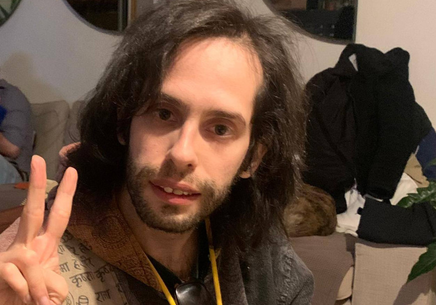 Pedro sorrindo e fazendo o sinal de vitória