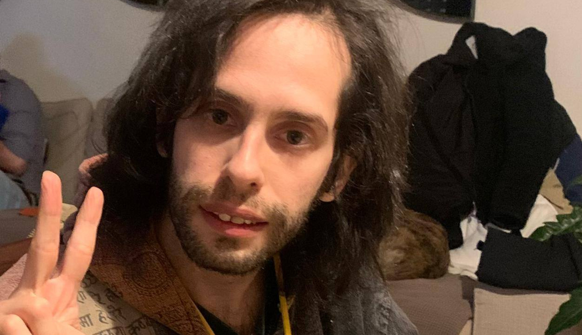 Pedro sorrindo e fazendo o sinal de vitória