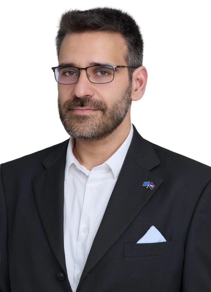 Pedro de traje formal, com ar determinado