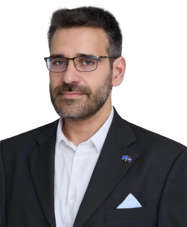 Pedro de traje formal, com ar determinado