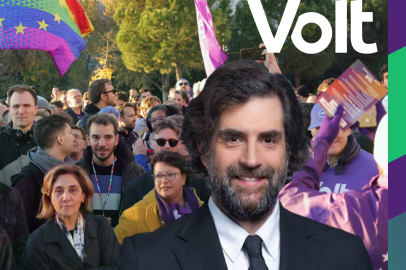 Sven Franck, candidato à Co-Presidência do Volt Europa, no jardim da parada rodeado de gente e símbolos do volt