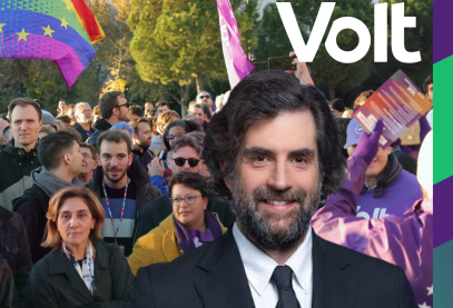 Sven Franck, candidato à Co-Presidência do Volt Europa, no jardim da parada rodeado de gente e símbolos do volt
