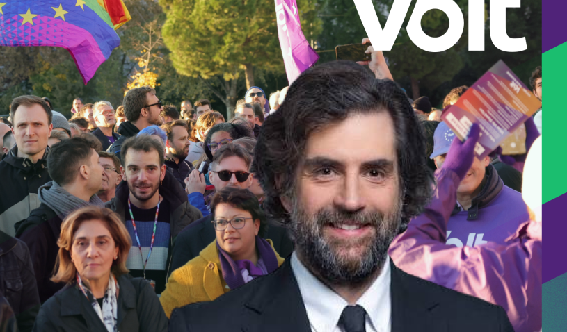 Sven Franck, candidato à Co-Presidência do Volt Europa, no jardim da parada rodeado de gente e símbolos do volt