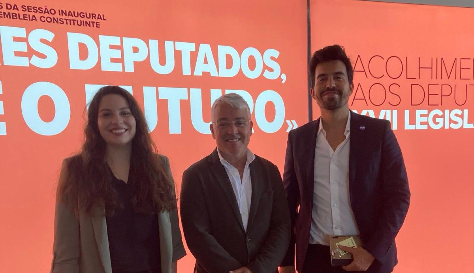 os copresidentes do volt, IBF e DC, ladeando o deputado da assembleia pelo JPP, Filipe Sousa.