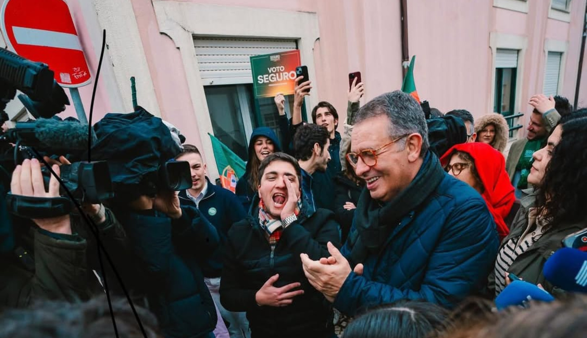 Candidato presidencial, António José Seguro, agradecendo enquanto apoiantes o exaltam nas ruas.