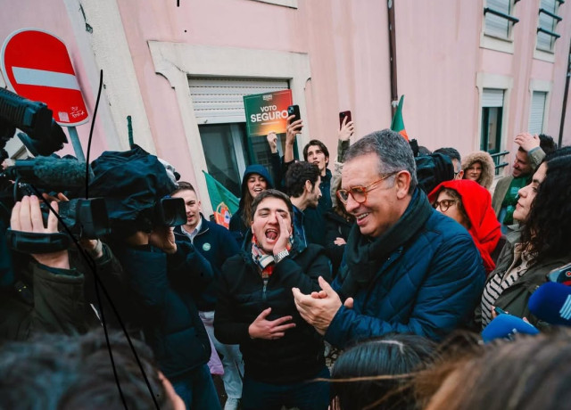 Candidato presidencial, António José Seguro, agradecendo enquanto apoiantes o exaltam nas ruas.