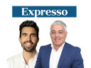 Duarte Costa (Volt) e Filipe Sousa (JPP), com o logotipo do jornal Expresso