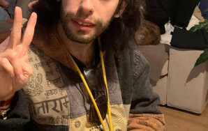 Pedro, com uma samarra típica nepalesa amarela e cabelo comprido e esticado, faz o 