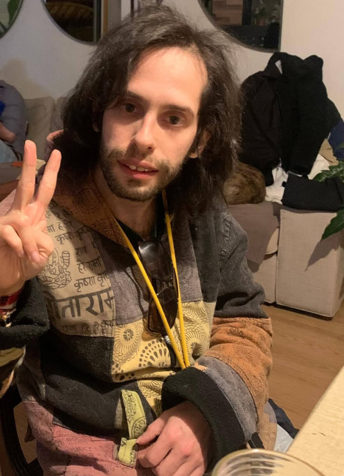 Pedro, com uma samarra típica nepalesa amarela e cabelo comprido e esticado, faz o 